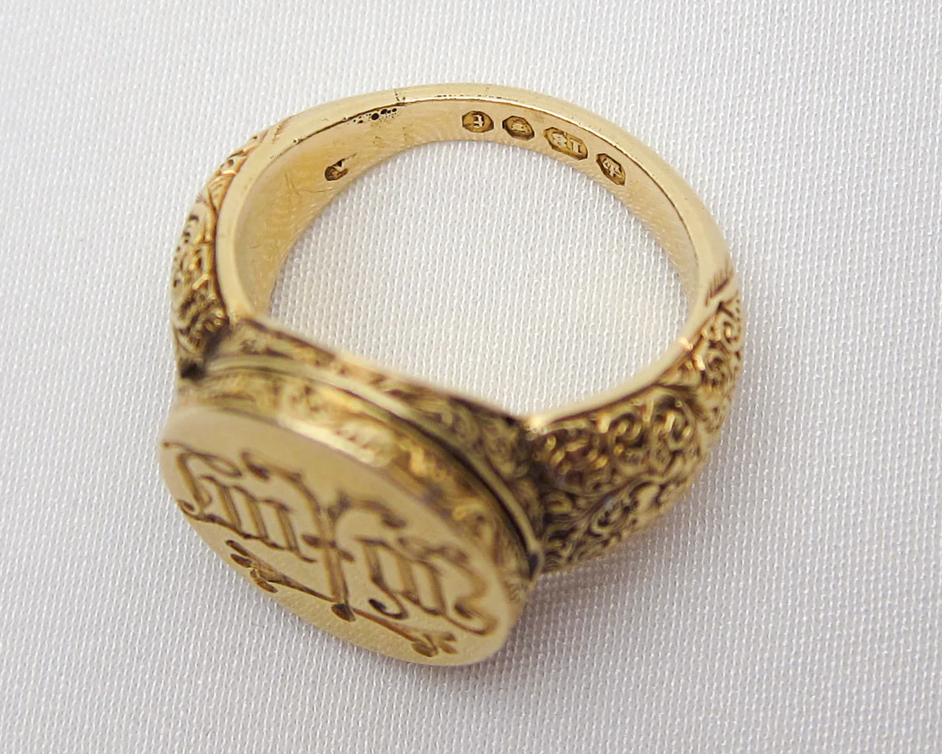 18KT Gold Engraved Locket Ring - Image 4