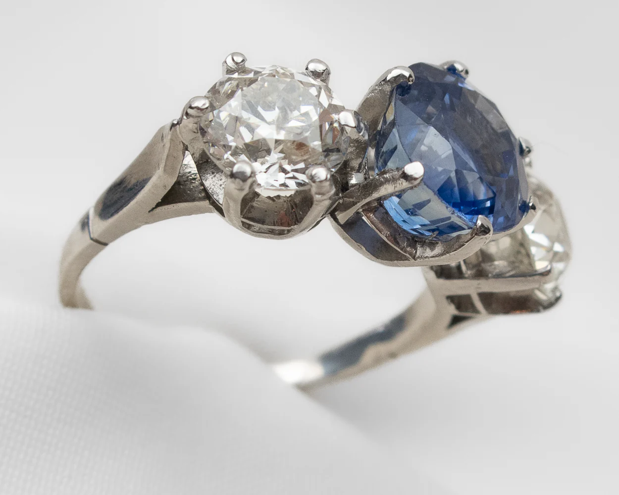 Art Deco 3-Stone Sapphire & Diamond Ring - Image 3