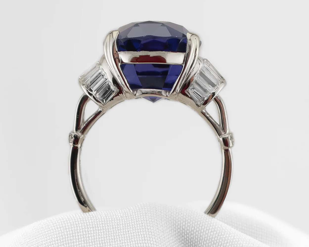 Midcentury 15.14-Carat Sapphire Ring - Image 2